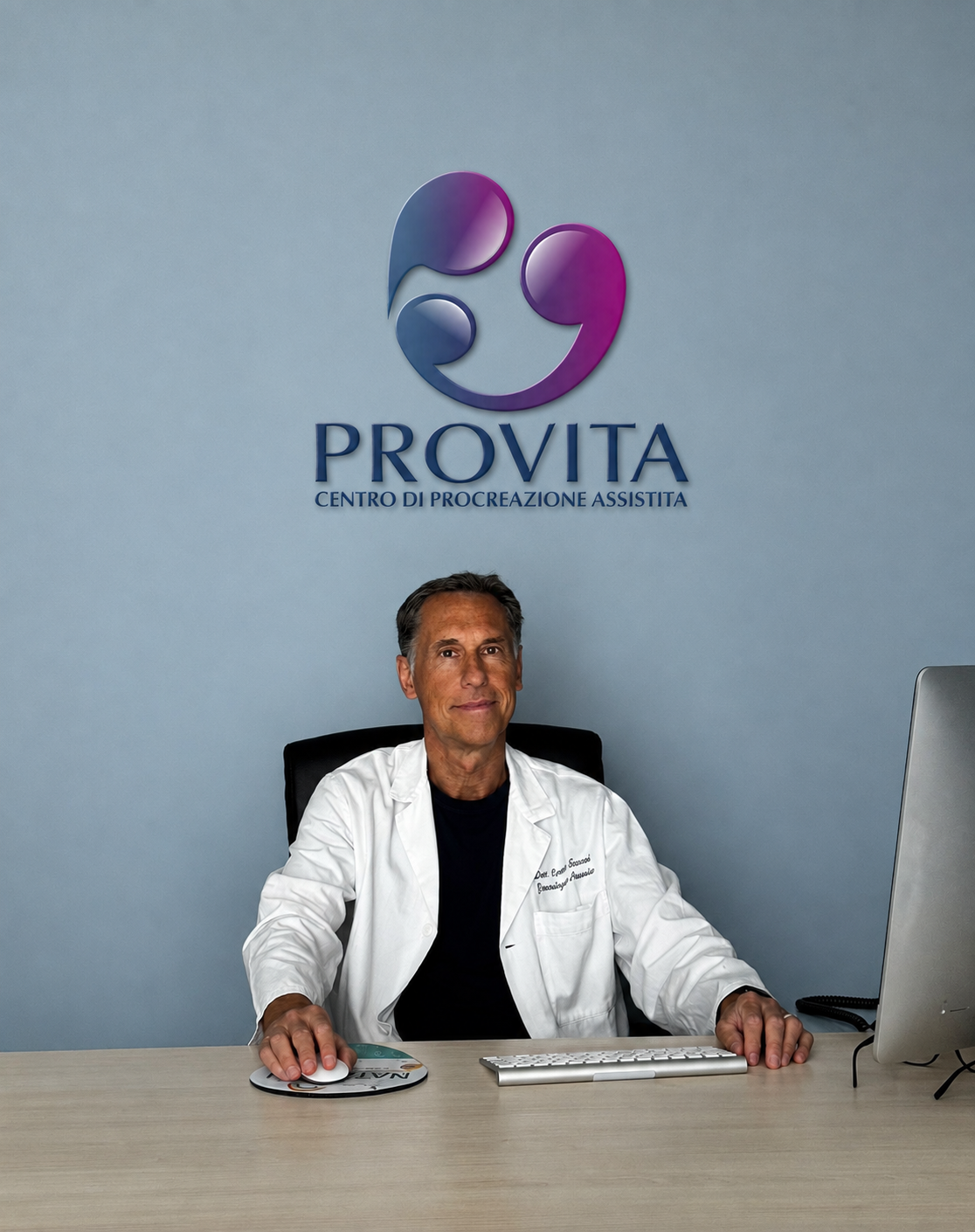 Il Dottor Cesare Taccani nel suo studio al Centro ProVita di Novara